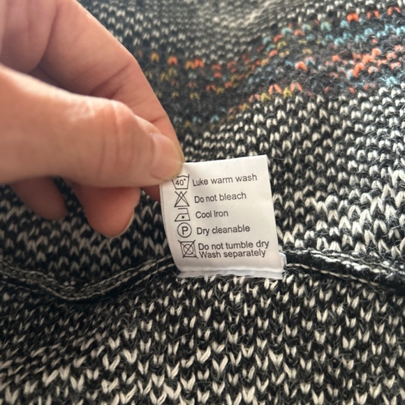 Model France Long Sweater - Picture 9 of 9